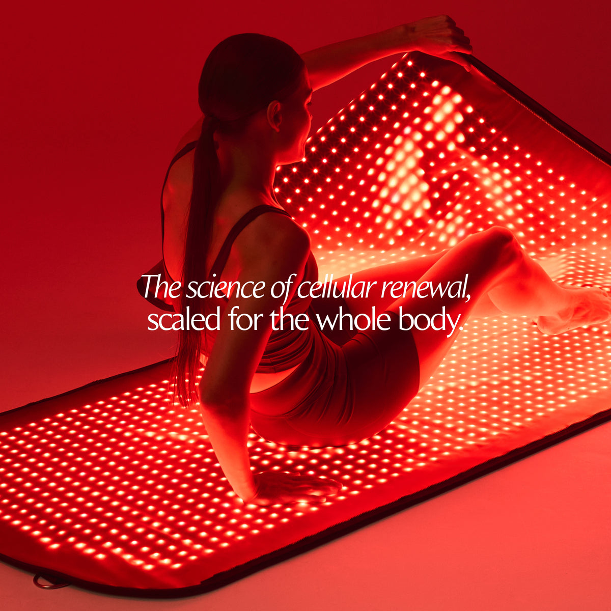 Vrouw op een verlichte Restora+ LED-mat tilt het bovenste paneel van de pod op