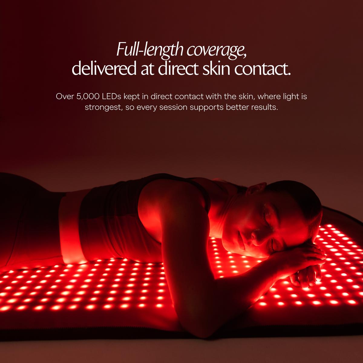 Volledige lichaamsfoto van een vrouw op een verlichte Restora LED-mat