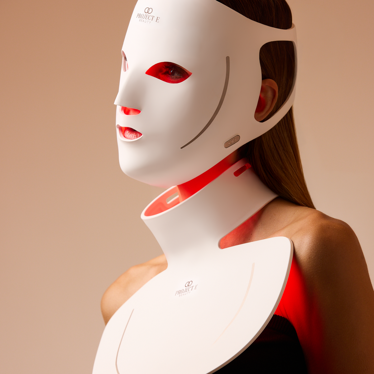 Zijaanzicht van een vrouw met het verlichte LumaLux Face+ V2 gezichts- en halsmasker